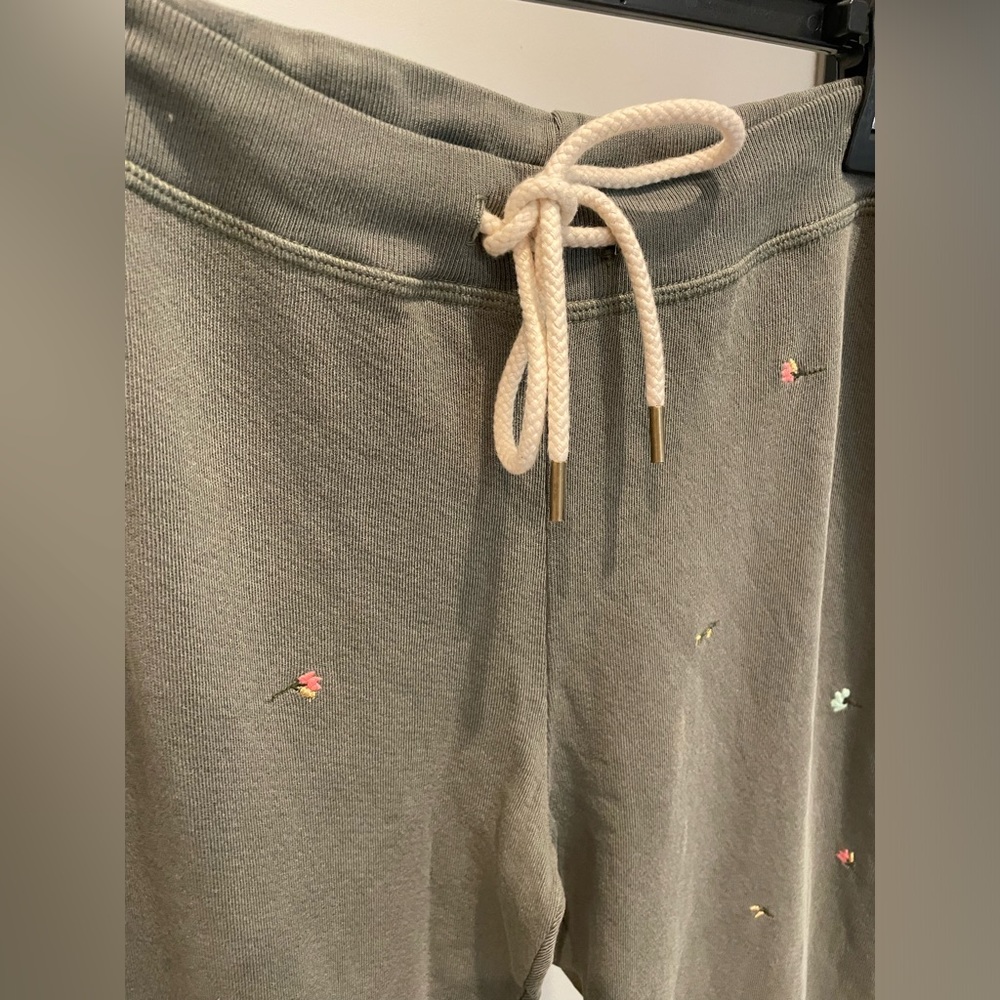 THE GREAT. The Cropped Sweatpants With Tossed Floral Embroidery in Army Sz-3 = L - Picture 3 of 9